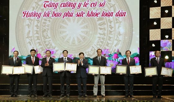 6088-GS Cuong nhan bang khen.jpg