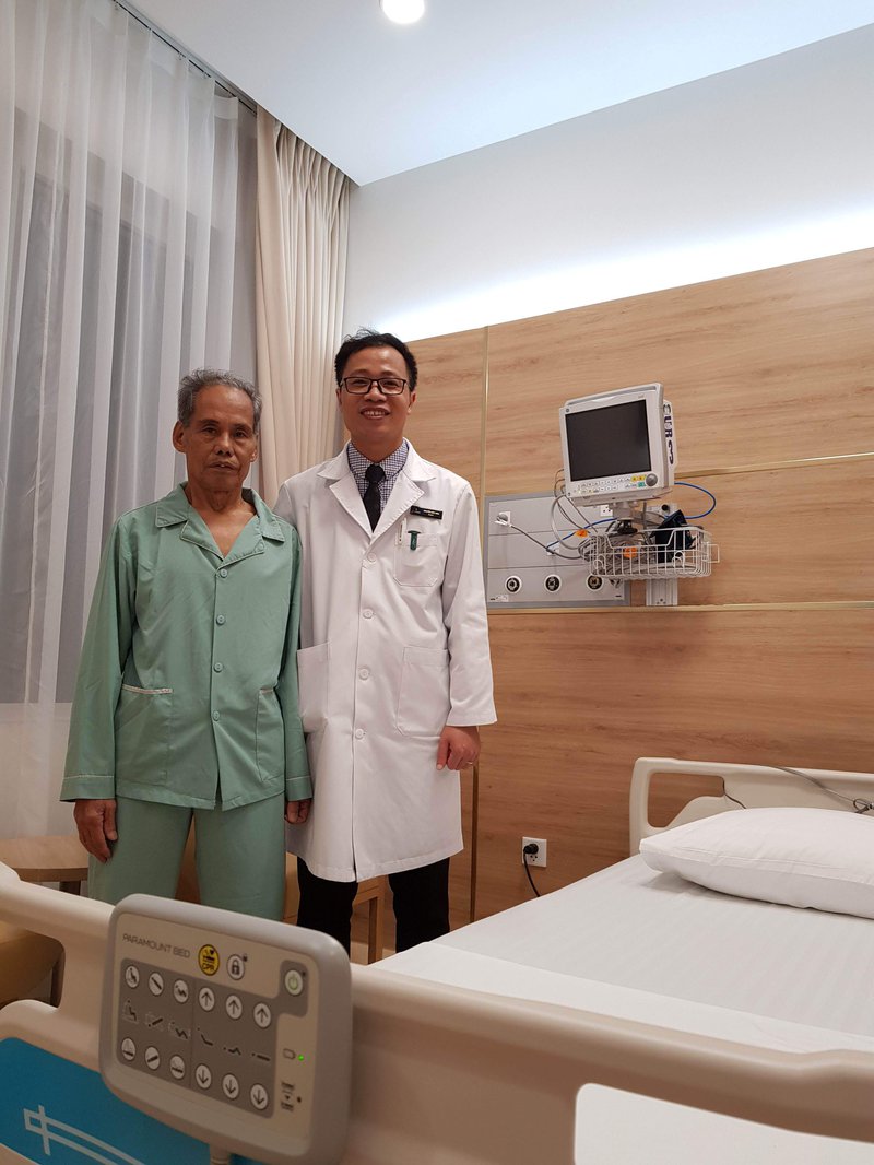 Đi vững chắc sau nhiều năm tập tễnh nhờ kỹ thuật thay khớp gối đường mổ nhỏ