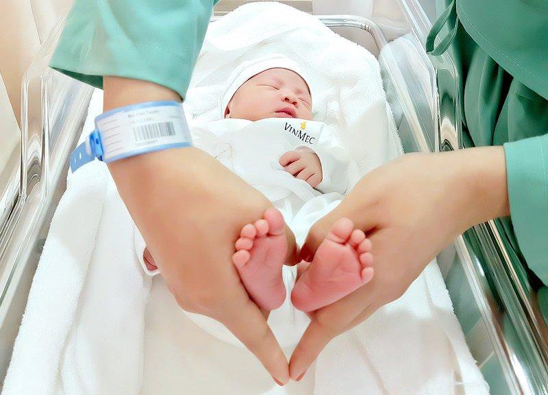 Vì sao sau khi sinh nên cho trẻ tiếp xúc da kề da ngay