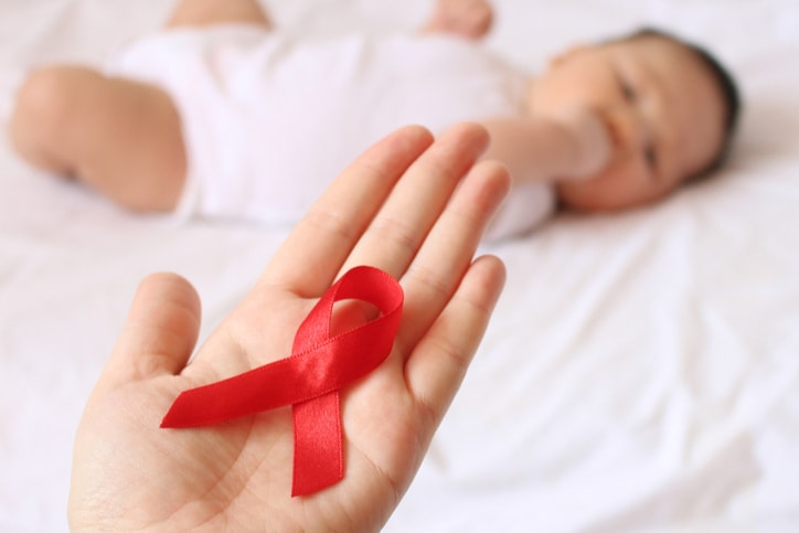 Lý do mẹ nhiễm HIV không nên cho trẻ vừa bú sữa mẹ, vừa uống sữa ngoài