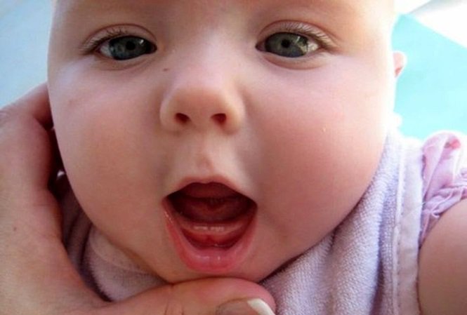 Bé 9 tháng tuổi vẫn chưa mọc răng Bé 9 tháng tuổi vẫn chưa mọc răng