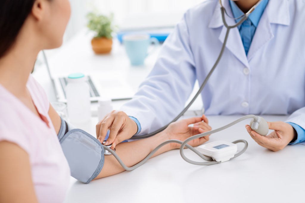 Dấu hiệu tăng huyết áp rất nghèo nàn - cách tốt nhất để phát hiện là đo huyết áp Dấu hiệu tăng huyết áp rất nghèo nàn - cách tốt nhất để phát hiện là đo huyết áp
