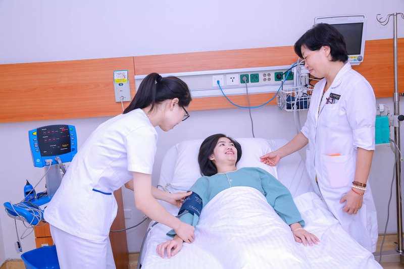 Bác sĩ Yến khám bệnh