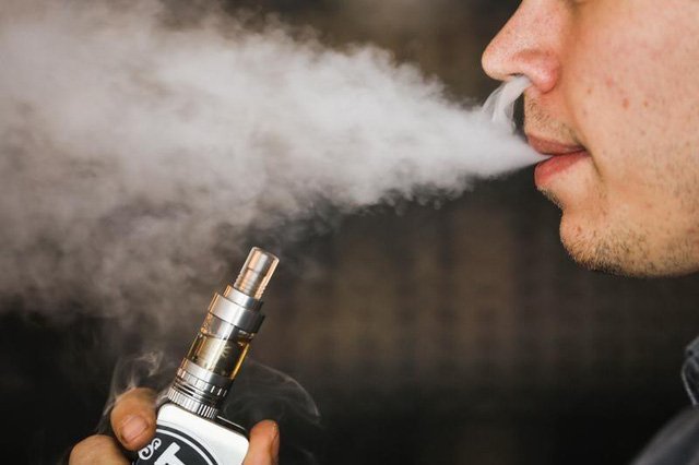 Thiếu Niên Vape Chân Dung Chàng Trai Trẻ Đẹp Trai Hút Thuốc Lá Điện Tử  Ngoài Trời Trong Công Viên Vào Mùa Xuân Thói Quen Xấu Hình ảnh Sẵn có  Tải