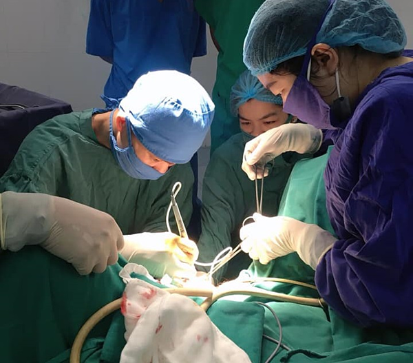 Phẫu thuật cắt tử cung qua đường âm đạo điều trị sa sinh dục Phẫu thuật cắt tử cung qua đường âm đạo điều trị sa sinh dục