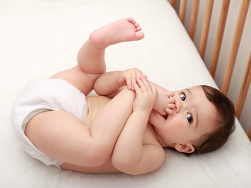 Trẻ 8 tháng tuổi: Phát triển thể chất, vận động, nhận thức và cảm xúc Trẻ 8 tháng tuổi: Phát triển thể chất, vận động, nhận thức và cảm xúc