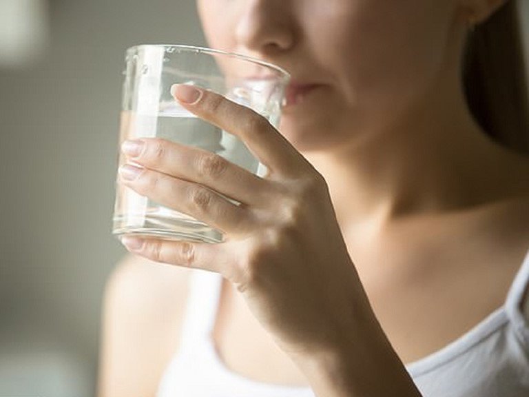 Uống nhiều nước mỗi ngày giúp làm loãng đờm