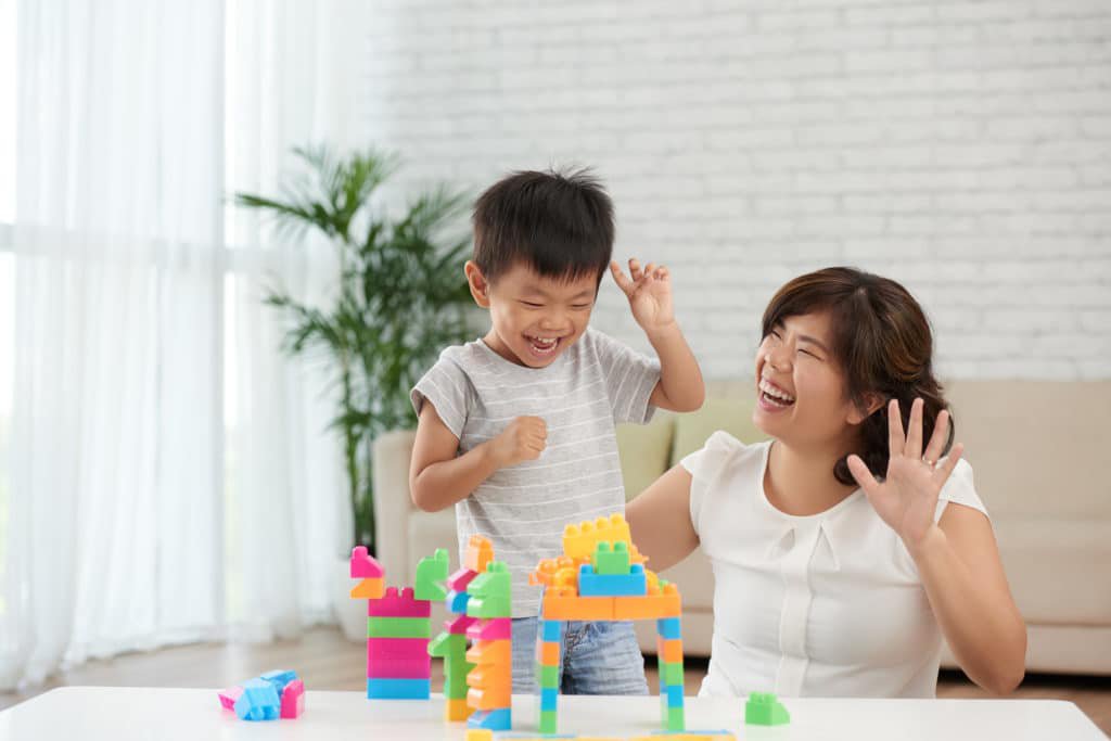 Trẻ 23 tháng tuổi: Phát triển thể chất, vận động, nhận thức và cảm xúc Trẻ 23 tháng tuổi: Phát triển thể chất, vận động, nhận thức và cảm xúc