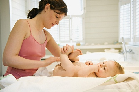 Chăm sóc cơ thể trẻ sơ sinh Chăm sóc cơ thể trẻ sơ sinh