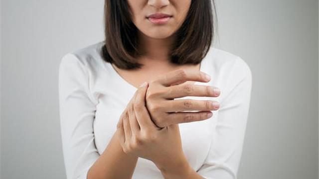 Hội chứng ống cổ tay ở các bà mẹ đang cho con bú: Làm thế nào để giảm đau? Hội chứng ống cổ tay ở các bà mẹ đang cho con bú: Làm thế nào để giảm đau?