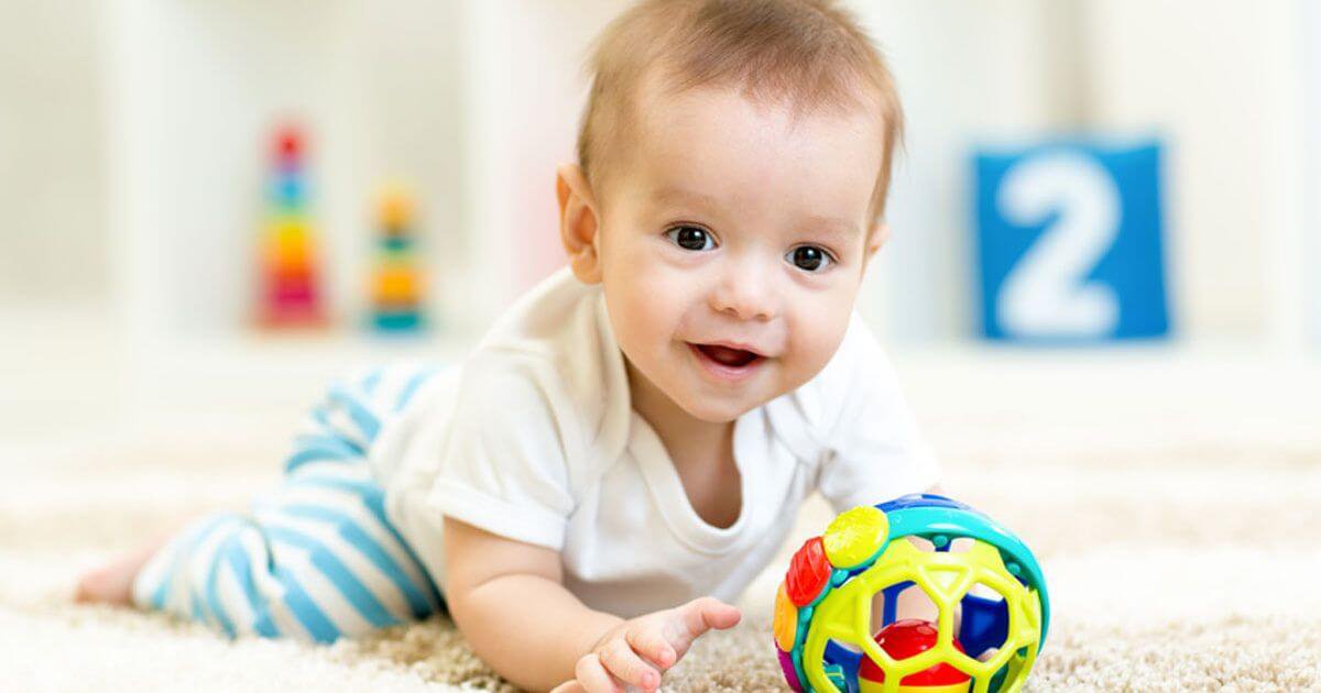 Trẻ 8 tháng tuổi: Phát triển thể chất, vận động, nhận thức và cảm xúc Trẻ 8 tháng tuổi: Phát triển thể chất, vận động, nhận thức và cảm xúc