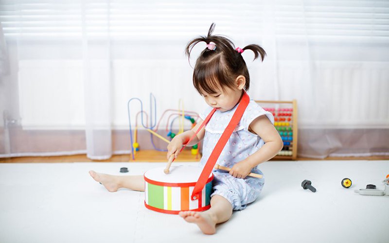 Trẻ 27 tháng tuổi: Phát triển thể chất, vận động, nhận thức và cảm xúc Trẻ 27 tháng tuổi: Phát triển thể chất, vận động, nhận thức và cảm xúc
