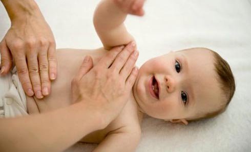 Cách giúp con bạn nằm sấp thoải mái Cách giúp con bạn nằm sấp thoải mái