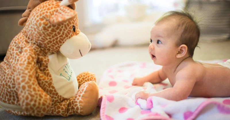 Cách giúp con bạn nằm sấp thoải mái Cách giúp con bạn nằm sấp thoải mái