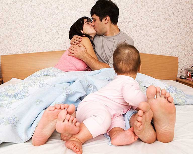 Có thể làm "chuyện ấy" khi em bé sơ sinh ở cùng phòng cha mẹ? Có thể làm "chuyện ấy" khi em bé sơ sinh ở cùng phòng cha mẹ?