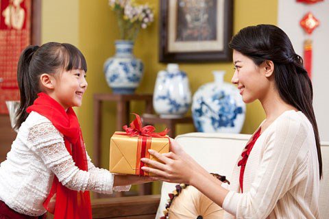 Cách dạy con nói lời cảm ơn và lịch sự khi nhận quà Cách dạy con nói lời cảm ơn và lịch sự khi nhận quà