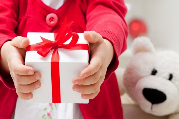 Cách dạy con nói lời cảm ơn và lịch sự khi nhận quà