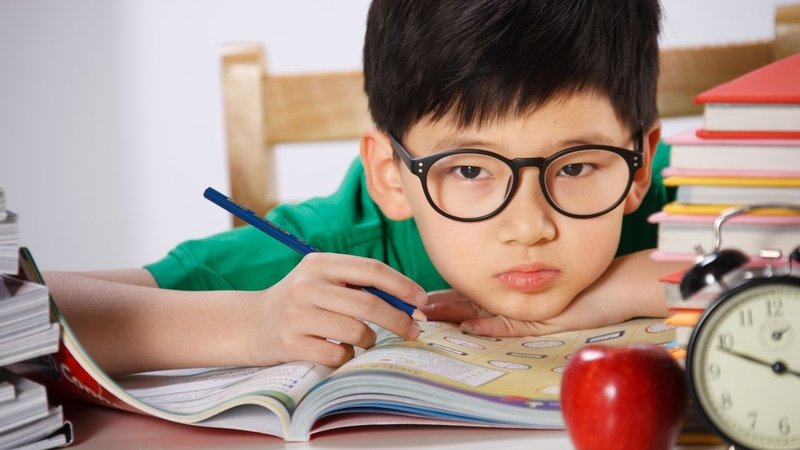 Cách giảm độ cận cho trẻ 10 tuổi do bị đẻ non?