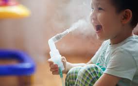 Trẻ 3 tuổi điều trị hen suyễn bằng khí dung