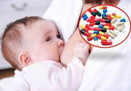 Trẻ bú mẹ hoàn toàn bị đi ngoài nhiều lần có nên uống thuốc kháng sinh?