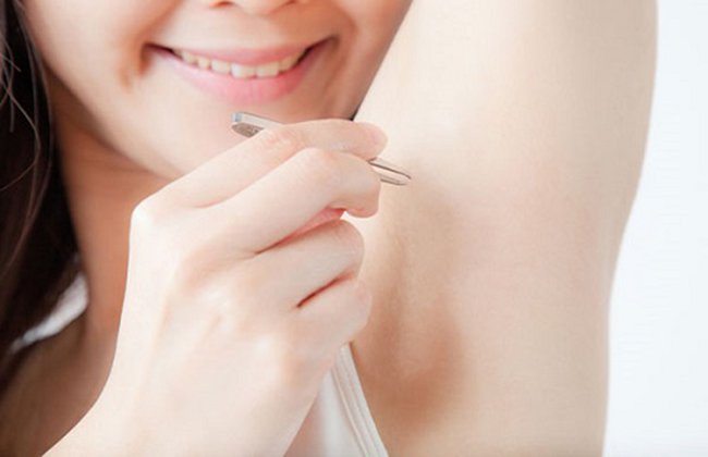 Vì sao không nên nhổ lông nách?