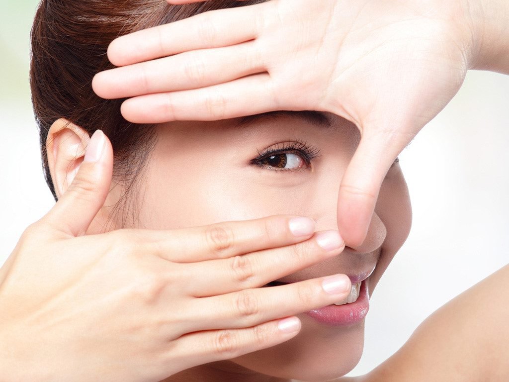 повязка при травме глаза. морщины на лице. кожа вокруг глаз. мимические морщины. уход за глазом после.