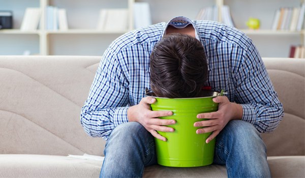 Ngộ Độc Tinh Dầu & Cách Xử Lý 3 Ngộ độc tinh dầu đuổi muỗi có thể gây buồn nôn cho người dùng