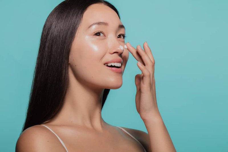 Apply retinol before or after moisturizer? Vinmec