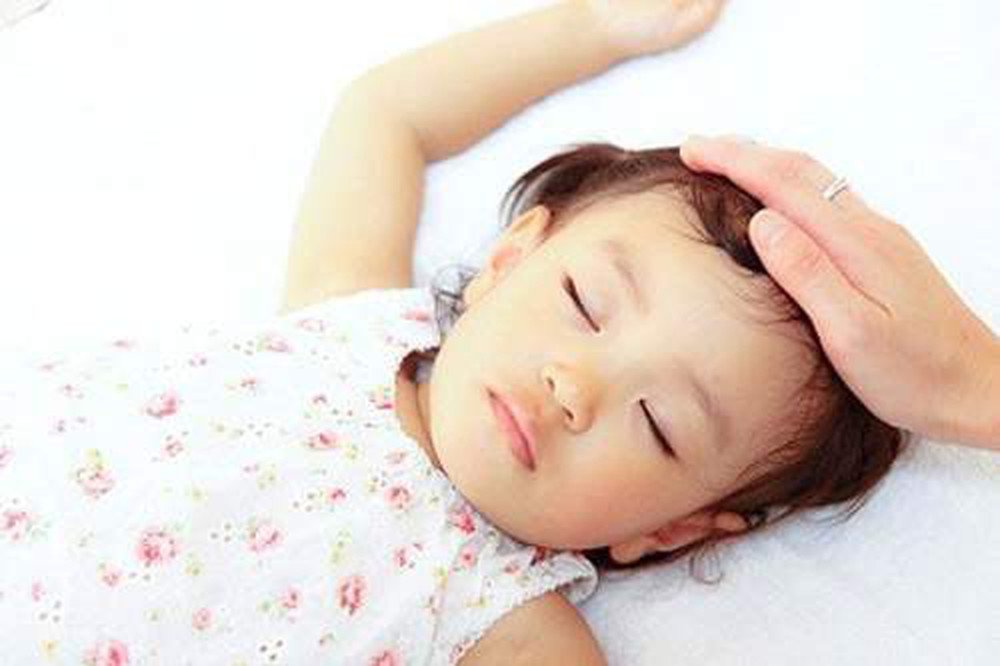 trẻ bị thấp còi