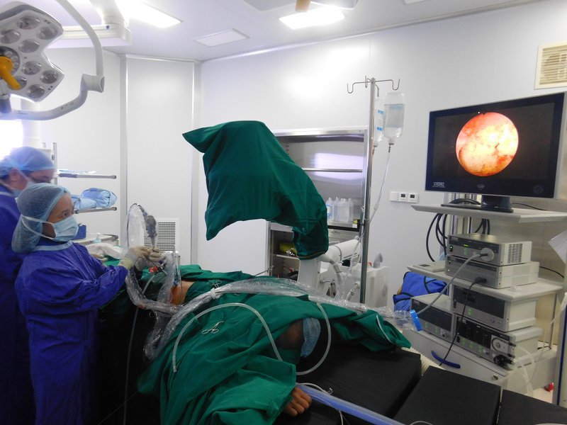 Endoscopic percutaneous big kidney stone lithotripsy carried out successfully Vinmec
